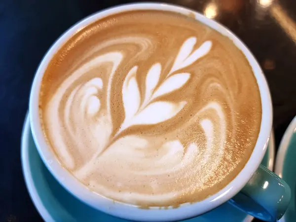 Close Secangkir Kopi Tulip Sederhana Latte Panas — Stok Foto