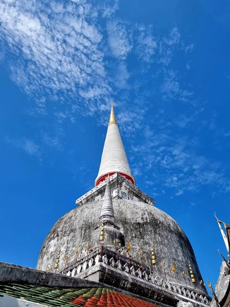 Wat Phra Mahathat Woramahawihan 'daki mavi gökyüzü arka planındaki ana büyük stupanın perspektifi Tayland' ın Nakhon Si Thammarat eyaletinin ana Budist tapınağıdır..