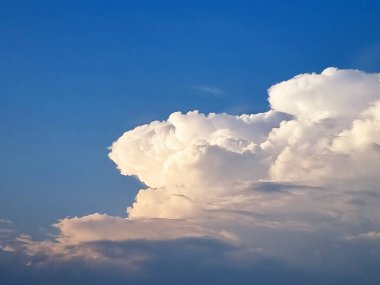 Mavi gökyüzündeki bulutların perspektifi