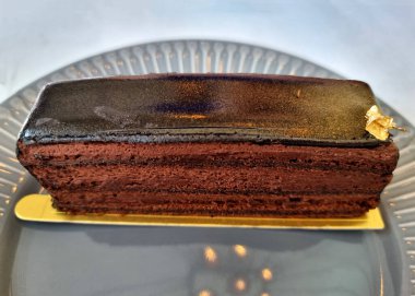 Kafede bir parça çikolatalı kek..