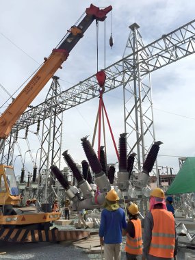 115 kV Melez Şalter açma ve kurma işi: Üç aşamalı şalter ünitesini çelik için taşıyan vinç kurulum için