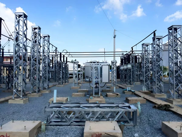 Üç aşamalı Hybrid şalter ünitesi kurulum için hazırlanmadan önce 115 kV Melez Şalter 'in tribünü ve temeli santralde duruyor
