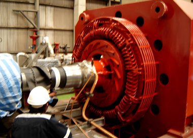 Bir mühendis tarafından güç santrali rotor denetimi