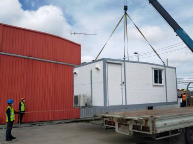 Turna kamyonları, inşaat alanı, proje seferberliği için mobil ofis binalarını ya da konteynır şantiyesini taşıyorlar..