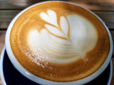 Bir fincan sıcak latte sanat eseri, basit lale kahvesi.