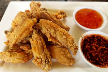 Masada tatlı soslu kızarmış tavuk kanadı..