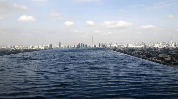 Bangkok Tayland 'ın yüksek binasının çatıdaki yüzme havuzu manzarası