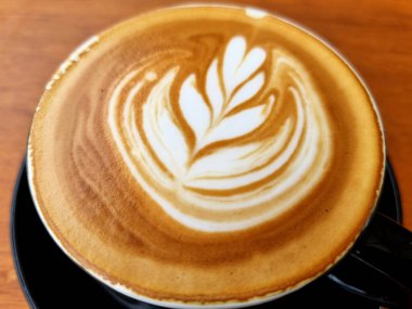 Yanda kahve dükkanı, yakın plan sıcak latte sanat kahvesi arka planı..