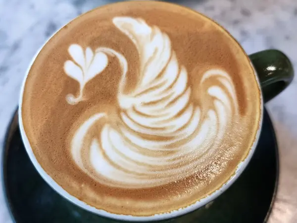 Sideway kahve, Swan Latte 'nin yakın plan kahve fonu.