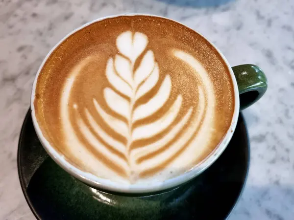 Close Secangkir Seni Latte Panas Sederhana Tulip Kopi Atas Meja — Stok Foto