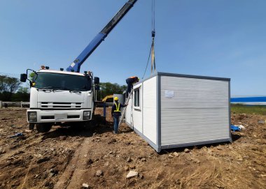 Turna kamyonları, inşaat alanı, proje seferberliği için mobil ofis binalarını ya da konteynır şantiyesini taşıyorlar..