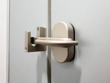 Tuvaletteki elle açılan kapının kilidini kapatın.