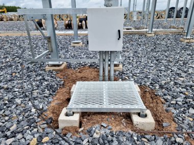 Çelik parmaklıklar, santral bölgesindeki bağlantıyı kesme işlemini temsil eder.