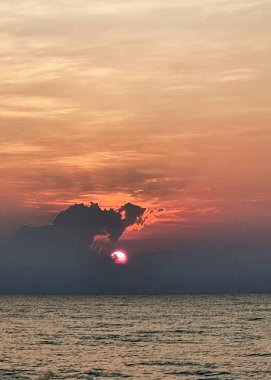 Sabahları denizdeki güzel gündoğumunun perspektifi