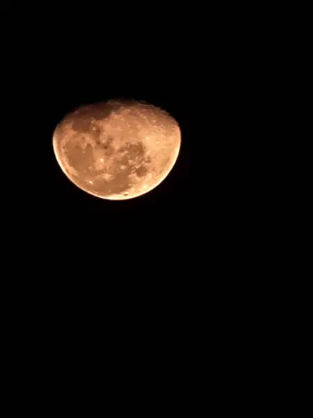 Gece gökyüzünde dolunaya yakın çekim