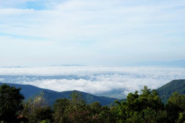 Sis ve bulutlarla kaplı dağ sırasının manzarası