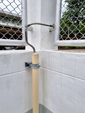 Alt istasyon çitlerinde yer kablosunun devamlılığının dikey çekimi