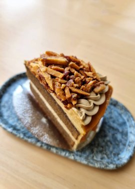 Tabaktaki badem kahveli kekin dikey görüntüsü..