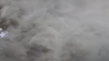Bahçedeki küçük bir dere üzerindeki kuru buz dumanının perspektifi.