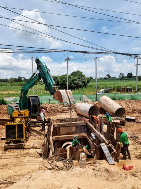 115-22 kV 'lik boru soyma işleminin dikey çekimi. Trafo için güç kablosu kurulumu.