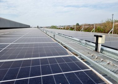 Performans garantisi süresi için bir elektrik mühendisi tarafından Solar çatı katı yürüyüş denetimlerinin perspektifi. 
