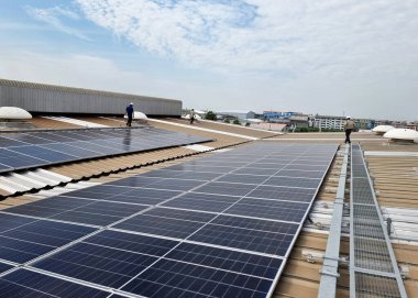 Performans garantisi süresi için elektrik mühendisleri tarafından güneş çatısı teftişleri. 