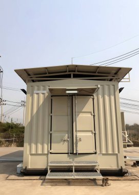 Elektrik santrali bölgesinde orta gerilim konteynır kurulumunun dikey görüntüsü.