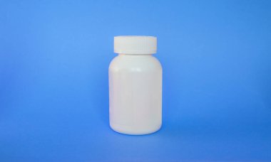 Siyah arka planda hapları olan beyaz bir şişe. İlaçlar, ilaçlar, sağlık, hastaneler, doktorlar, takviyeler. Poster, afiş, reklam