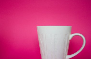 Renkli arka planı olan beyaz seramik porselen bardak. Çay, kahve, kakao, su, çorba gibi içecekler için. Tabaklar ev için, mutfak için, konfor için. Yalnız konteynır