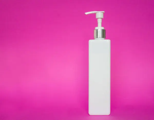 Bir kapla birlikte kozmetik şişesi. Beyaz renk. Krem, vücut için merhem. İlaç, sağlık, güzellik, vücuda bakmak. Kozmetik ve güzellik salonları. Poster, afiş, reklam