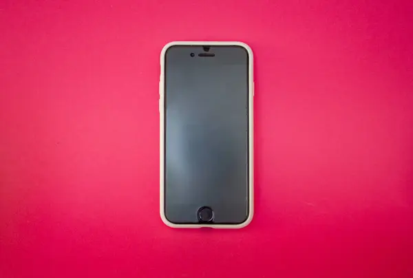 Cep telefonu, akıllı telefon, parlak arkaplan üzerine beyaz bir çantada siyah boş bir ekran.