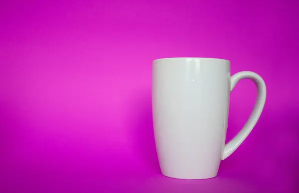 Renkli arka planı olan beyaz seramik porselen bardak. Çay, kahve, kakao, su, çorba gibi içecekler için. Tabaklar ev için, mutfak için, konfor için. Yalnız konteynır