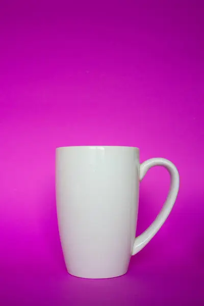 Renkli arka planı olan beyaz seramik porselen bardak. Çay, kahve, kakao, su, çorba gibi içecekler için. Tabaklar ev için, mutfak için, konfor için. Yalnız konteynır