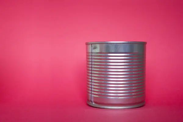 Parlak renkli bir arka planda metal teneke kutu, yiyecek, yiyecek...