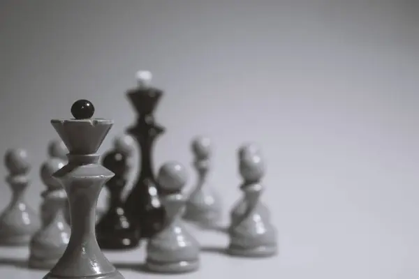 Satranç tahtası oyunu. Tüm aile için bir oyun. Zihnini ve beynini geliştirir. Spor turnuvası. Papaz, kız ve piyonlar. Şah mat.