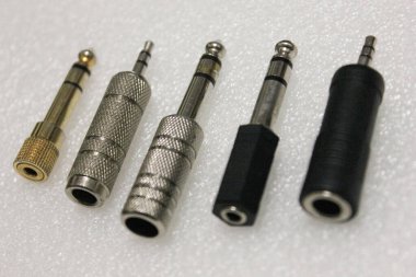 Müzik adaptörü Jack, müzikal gitar kabloları ve mikrofonlar için 3.5 'ten 6.4' e kadar. Ses kaydı, ses düzenleme. Şarkılar, yaratıcılık ve ses kaydı. Müzik ve ses ekipmanları