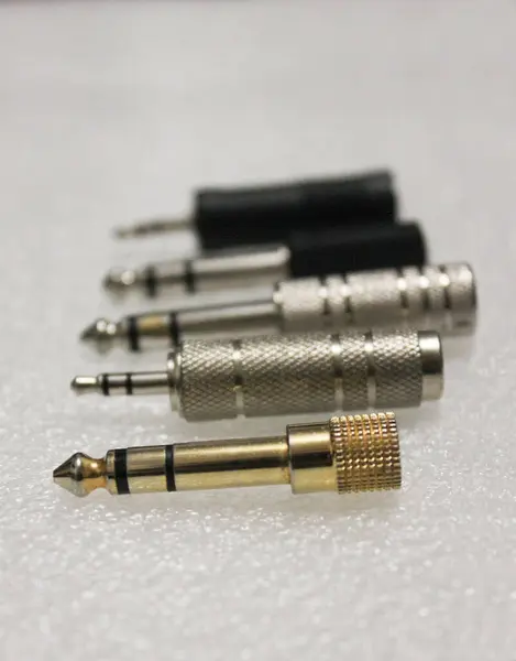 Müzik adaptörü Jack, müzikal gitar kabloları ve mikrofonlar için 3.5 'ten 6.4' e kadar. Ses kaydı, ses düzenleme. Şarkılar, yaratıcılık ve ses kaydı. Müzik ve ses ekipmanları