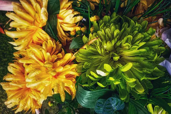 Gerçekçi taklit çiçeklerden alınmış ipek çiçek süslemeleri