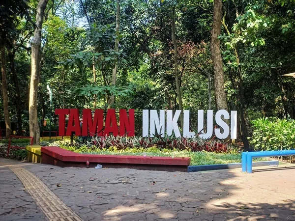 Bandung, Endonezya, 19 Ağustos 2023, Ferahlatıcı Vaha: Bandung 'da Bereketli Ağaçlarla Dolu Park