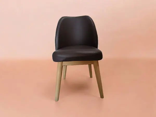 Boş sandalye duvara dayanıyor.