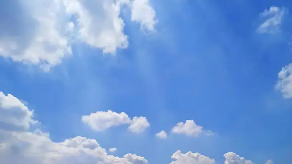 Bulutlu mavi gökyüzü