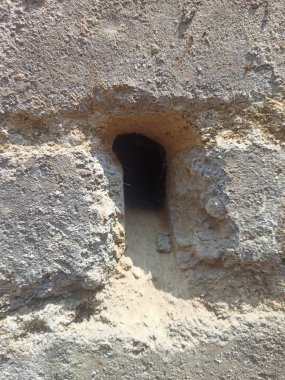 Büyük pencereli eski taş duvar