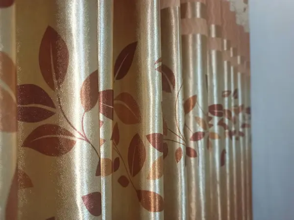 Modern bir apartmanın içinde.