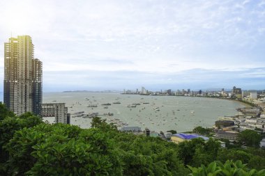 Gündüz Pattaya, Tayland 'da binalar ve gökdelenler. Pattaya deniz sporları ve gece hayatı ile ünlüdür..