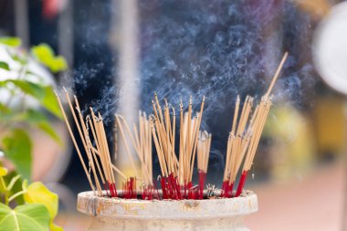 Tütsü çubuğu tütsüye sıkışmış Buda resmi için Smoky var..