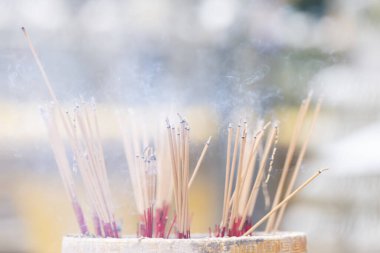 Tütsü çubuğu tütsüye sıkışmış Buda resmi için Smoky var..