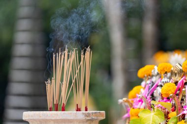 Tütsü çubuğu tütsüye sıkışmış Buda resmi için Smoky var..