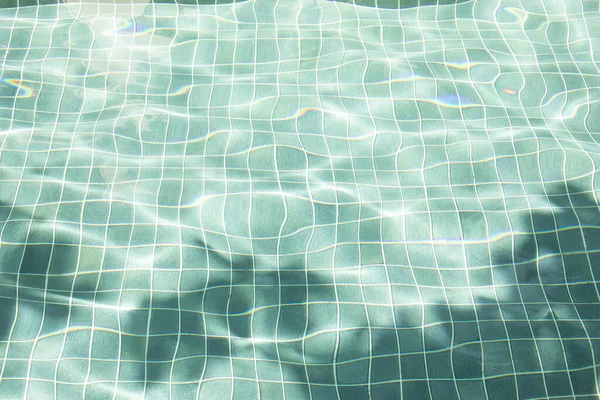 水面上的波浪对水面的影响你可以看到游泳池底部的蓝色方砖 — 图库照片