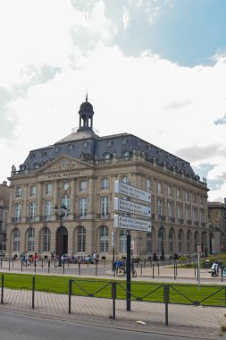 Bordeaux, Fransa 'nın güneybatısındaki Garonne Nehri' nde bulunan ünlü şarap yetiştirme bölgesinin merkeziydi..