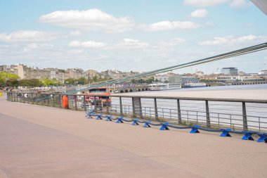 Bordeaux, Fransa 'nın güneybatısındaki Garonne Nehri' nde bulunan ünlü şarap yetiştirme bölgesinin merkeziydi..